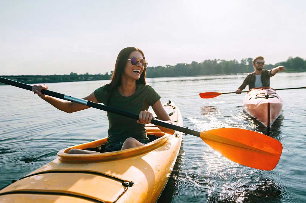 couple kayaking