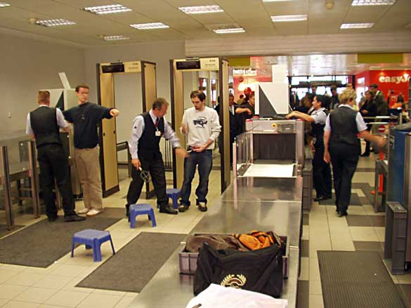 Airport_metal_detectors