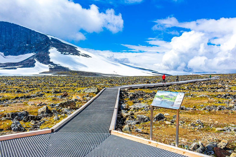 Hiking trail to Galdhøpiggen snow-covered