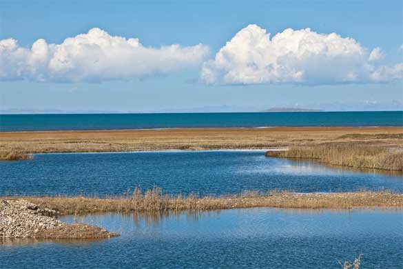 Qinghai-lake-blue-water