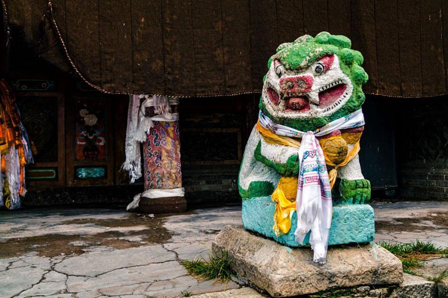 Stone lion in Arou Grand Temple