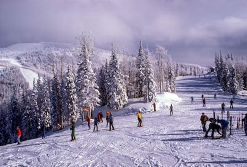 Skiing and snowboarding in Gulmarg Kashmir